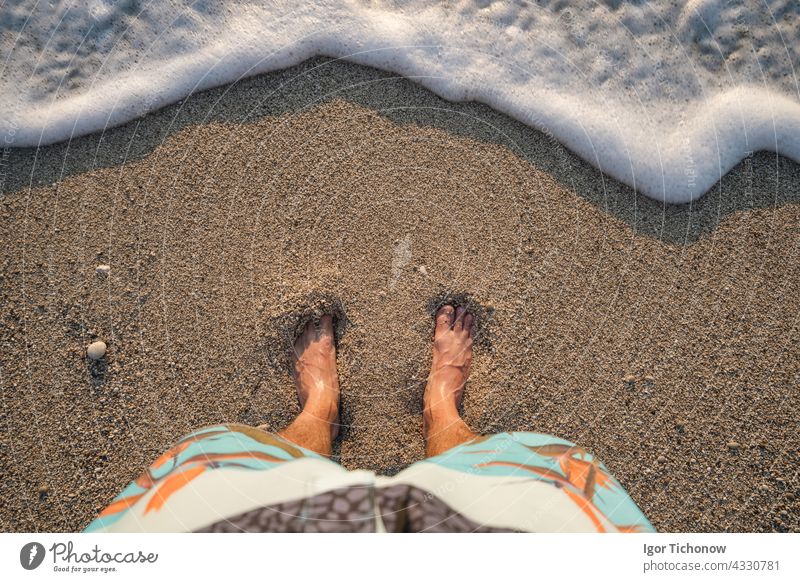 Fuß auf Milos Strand Draufsicht POV. Lefkada Ionische Insel, Griechenland ionisch Barfuß Zehen Person Menschen schäumen levkada agios nikitas Wellen