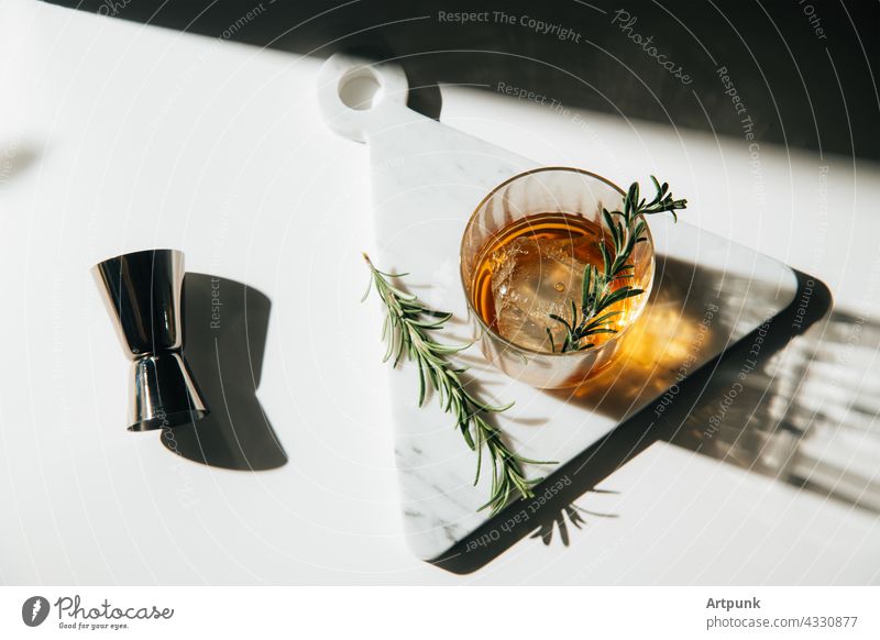 Whiskey mit Rosmarin garniert Cocktail Nachmittagslicht Bourbon Schnaps Murmel Küche Scotch Glas