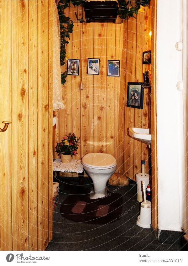 Gemütlich WC Toilette Toilettenpapier Tür Klo Häusliches Leben Blumentopf Bilder Holzvertäfelung