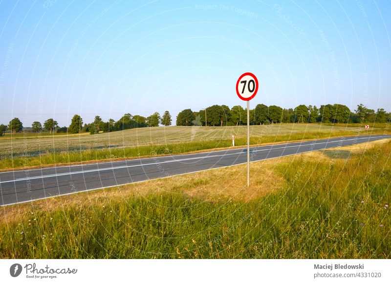 Geschwindigkeitsbegrenzungsschild an einer Landstraße. Straße Autobahn ländlich Verkehrsgebot Landschaft reisen Reise Autoreise Sicherheit Polen Europa 70 leer