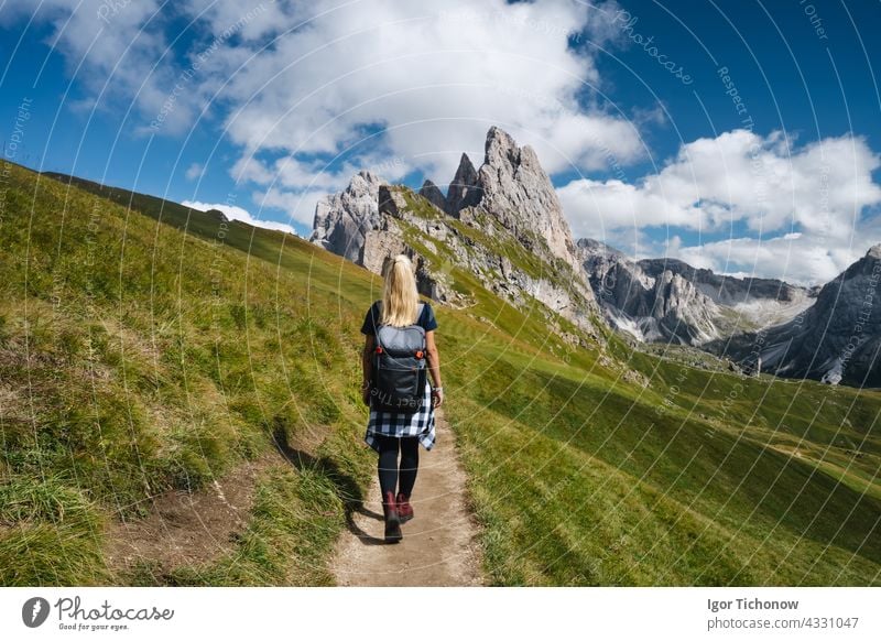 Wanderin auf Wanderweg und epische Landschaft der Seceda Spitze in Dolomiten Alpen, Geisler Gebirge, Südtirol, Italien, Europa Gipfel Frau Berge u. Gebirge