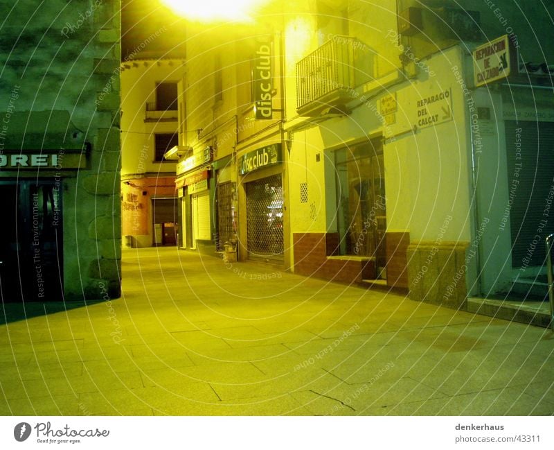 Allein in Spanien leer Licht Farbenspiel gelb Ladengeschäft Gasse Platz Haus ruhig Architektur Straße Einsamkeit