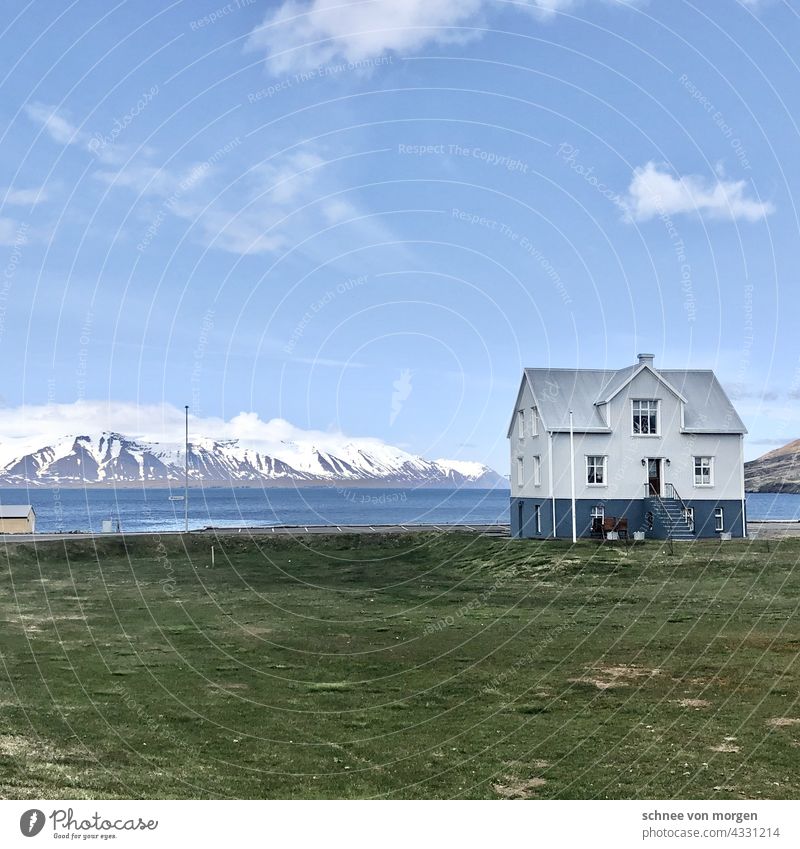 Einsamkeit in Endlosschleife Urlaub Island Haus Gletscher Berge Eis Weite Meer Ozean Weite Perspektive Klima Außenaufnahme Wasser Natur Landschaft Menschenleer