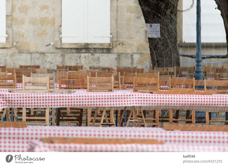 Stuhlreihen und Tische auf einem Markplatz warten auf Gäste markplatz Festival Fete Volksfest essen und trinken Essen Feiern leere Stühle rustikal Tradition