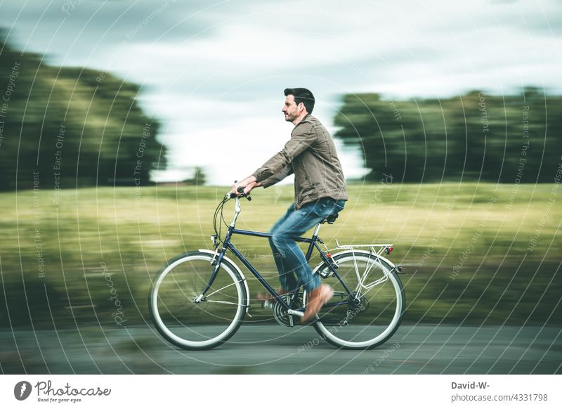 Mit dem Fahrrad durch die Natur fahren Fahrradfahren Mann Bewegung Geschwindigkeit Gesundheit Mobilität Fahrradtour Freizeit & Hobby Ausflug Wege & Pfade