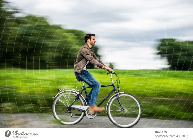 mit dem Fahrrad fahren radfahrer Fahrradfahren Fahrradtour Mann Natur Geschwindigkeit schnell eilig nachhaltig Umwelt umweltfreundlich