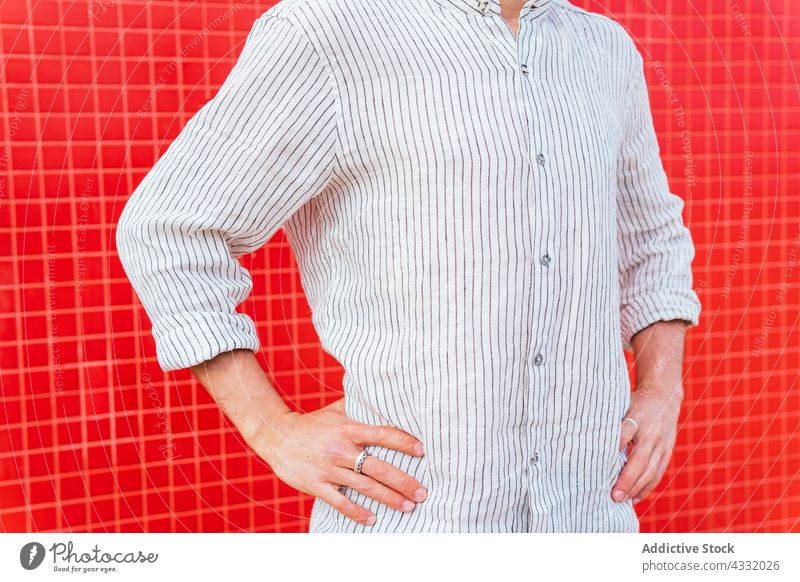 Stilvoller Mann in gestreiftem Hemd mit Händen an der Hüfte Mode Streifen selbstbewusst trendy modern Outfit urban männlich Vollbart Bekleidung maskulin Stoff