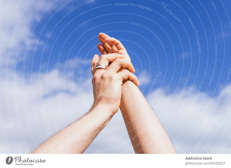 Anonyme Person mit erhobenen Händen gegen den Himmel Hand Sommer Freiheit Arme hochgezogen Konzept Ring ausdehnen sorgenfrei Urlaub Natur Saison wolkig Umwelt