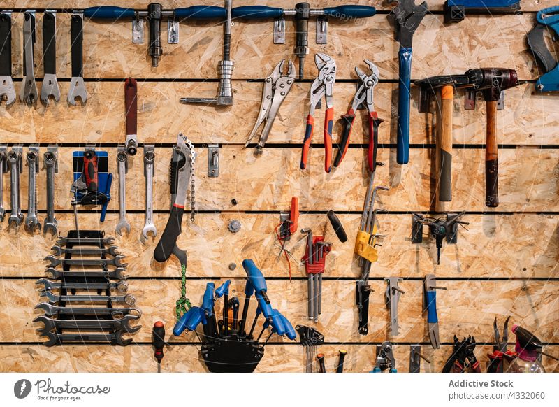 Verschiedene Werkzeuge hängen in der Werkstatt an der Wand Reparatur Dienst Instrument sortiert verschiedene Garage Metall Gerät Kulisse Sammlung Werkzeugkasten