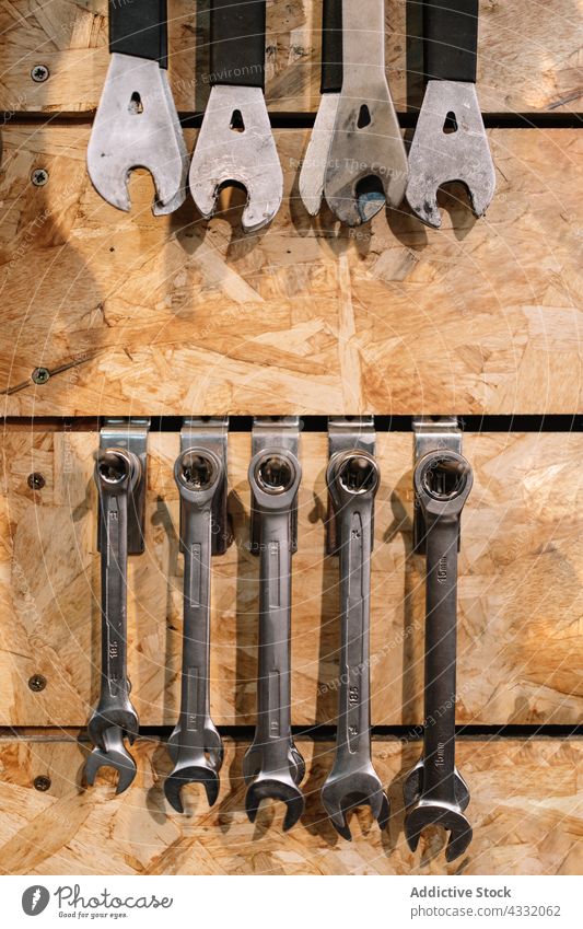Verschiedene Werkzeuge hängen in der Werkstatt an der Wand Reparatur Dienst Instrument sortiert verschiedene Garage Metall Gerät Kulisse Sammlung Werkzeugkasten