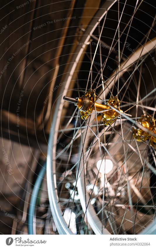 Fahrradräder auf einem Ständer in der Werkstatt Rand Rad Reihe Metall Reparatur Dienst Stahl hängen Gerät Ablage glänzend Detailaufnahme Element viele