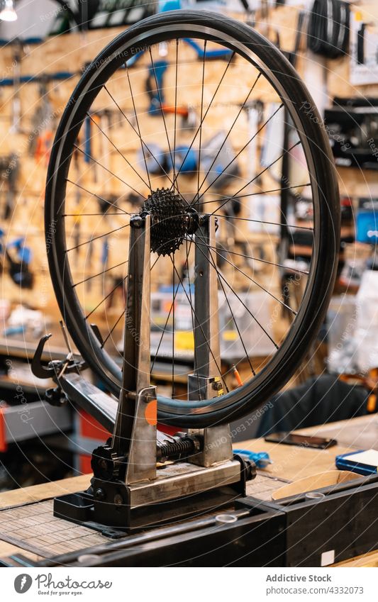 Fahrradrad auf dem Zentrierständer in der Werkstatt Rad Dienst Reparatur Hobelbank Gerät Vorrichtung Rand Metall Reifen Stahl Detailaufnahme Element