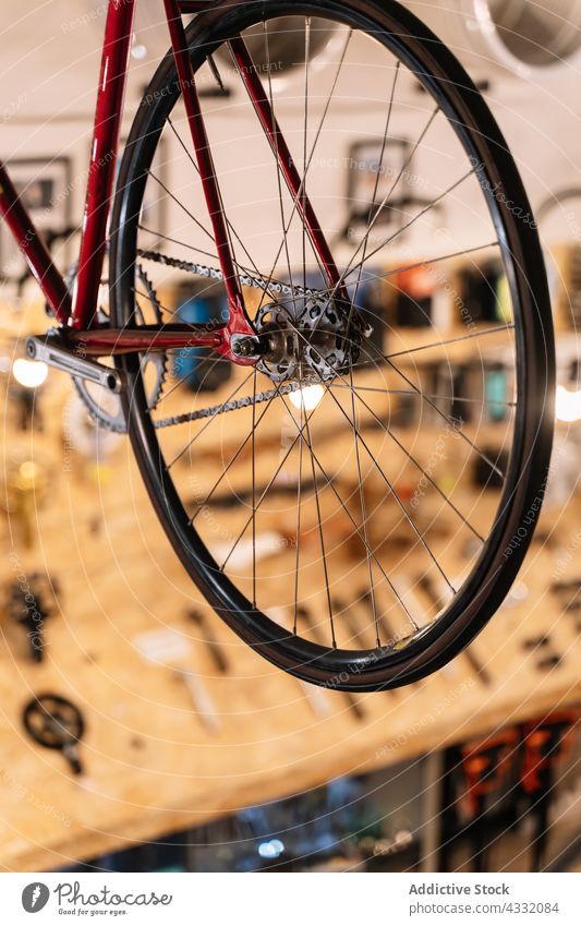 Fahrradräder auf einem Ständer in der Werkstatt Rand Rad Reihe Metall Reparatur Dienst Stahl hängen Gerät Ablage glänzend Detailaufnahme Element viele
