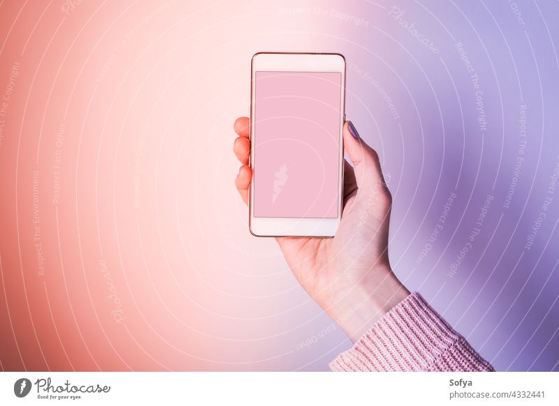 Hand mit Handy-Bildschirm auf rosa und lila Mobile Telefon Hintergrund violett Smartphone Gerät purpur ultra Korallen Frau Textfreiraum Einladung Anwendung