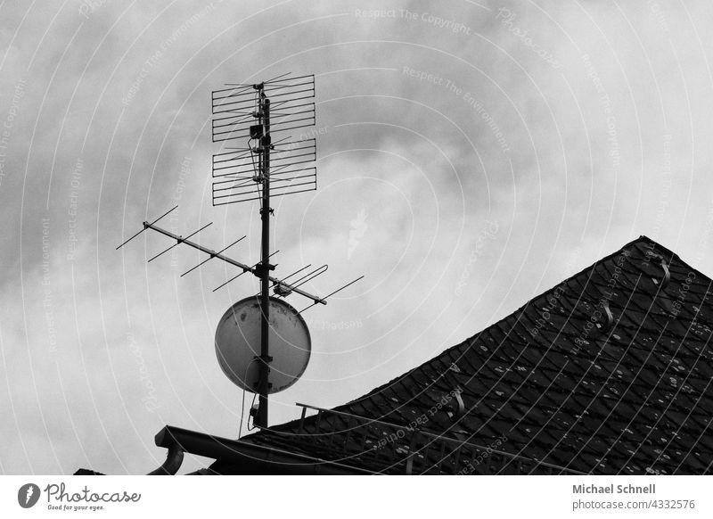 Antenne und Satellitenschüssel Empfang Dach Fernsehen Radio übermitteln Technik & Technologie Satellitenantenne Funktechnik Medien Kommunizieren