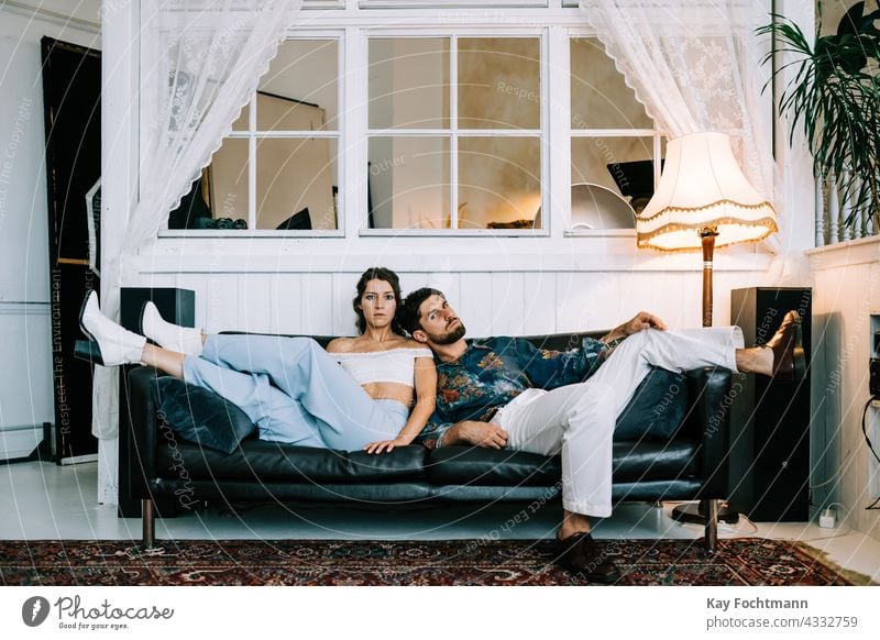 gelangweiltes heterosexuelles Paar auf dem Sofa sitzend Erwachsener Anspannung zu Hause schön Schlafzimmer Freund Konflikt deprimiert Schwierigkeit Widerspruch
