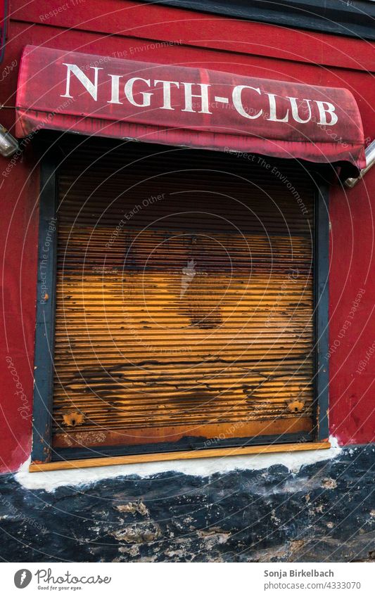Geschlossener Nachtclub - Fenster in roter Wand mit roter Markise und geschlossenen Rolläden, etwas heruntergekommen nachtclub Club Nachtleben Bar Alkohol Party