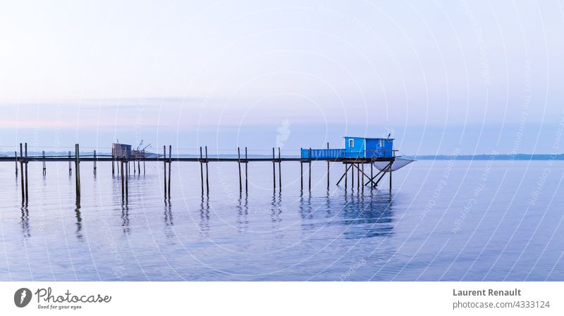 Hütte von Fischern in blauem Sonnenuntergang Frankreich Aquitaine atlantisch Bucht Kabine charente Küste Küstenstreifen Europa Fischen Landschaft maritim Sumpf