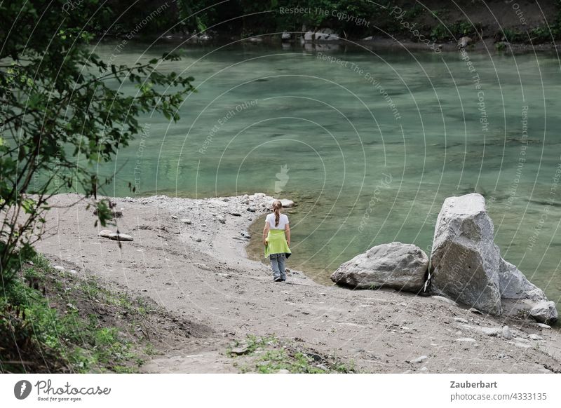 Mädchen steht am Ufer eines Flusses mit blau-grünem Wasser in Südtirol Passer Wandern Natur Landschaft Ferien & Urlaub & Reisen ruhig Kindheit entdecken
