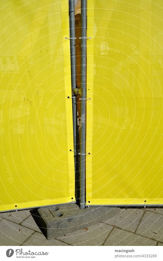 Baustellendetail in Gelb und Grau Bauzaun Baustellenabsperrung Außenaufnahme Menschenleer Sicherheit Schutz Zaun Barriere Absperrung Strukturen & Formen