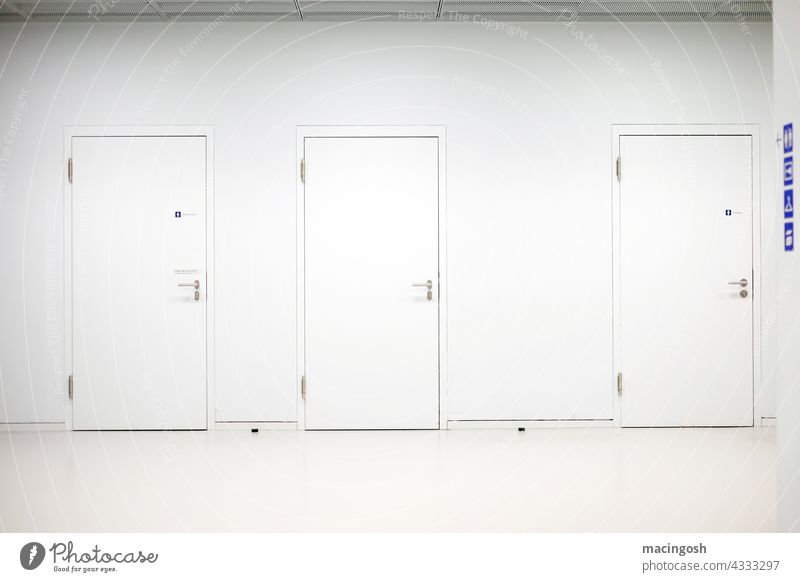 Weißer Raum mit 3 weißen Türen weißer Hintergrund Reihe drei weißer Raum Ton in Ton einfarbig monochrom eintönig langweilig sachlich Sachlichkeit Menschenleer