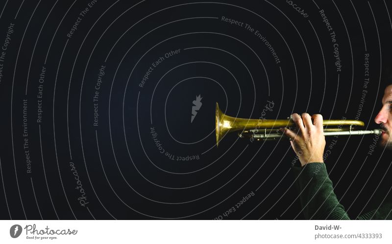 Signal mit der Trompete spielen Musiker fanfare Künstler Kultur Konzert musizieren Musikinstrument
