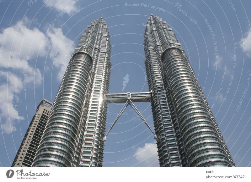 Petronas Twin Towers Energiewirtschaft Kapitalwirtschaft Schönes Wetter Kuala Lumpur Malaysia Asien Hauptstadt Stadtzentrum Hochhaus Brücke Turm Architektur