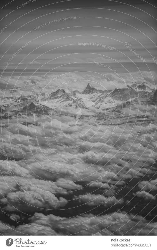 #A# Kamerahochwurf Berge u. Gebirge Bergkette Wolken Wolkenhimmel Flugzeugausblick Flugzeugfenster Himmel Landschaft Außenaufnahme Alpen Gipfel Umwelt