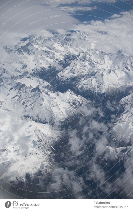 #A# Kamerahochwurf over Schnee Berge u. Gebirge Bergkette Wolken Wolkenhimmel Flugzeugausblick Flugzeugfenster Himmel Landschaft Außenaufnahme Alpen Gipfel