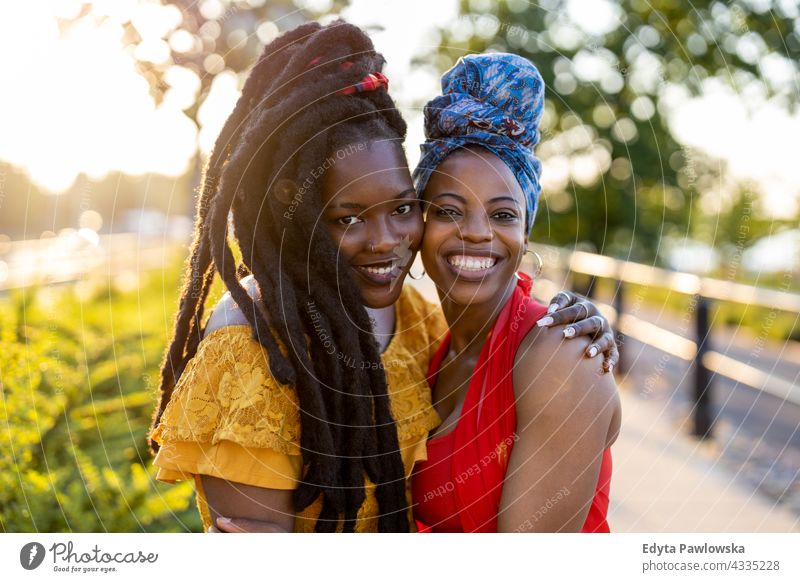 Porträt von zwei schönen Frauen stehen zusammen im Freien Vielfalt Jahrtausende Zusammensein Freunde Freundschaft Schwesternschaft Schwarzes Leben ist wichtig
