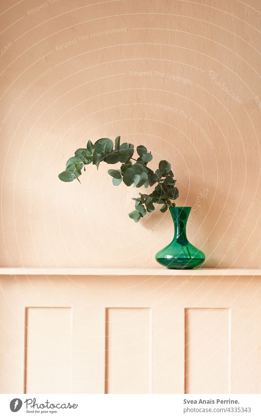 Stilleben Wohnen Wohnraum Innenraum Design Holzverkleidung Vase Wandfarbe Stillleben cremfarbend Inneneinrichtung Licht & Schatten