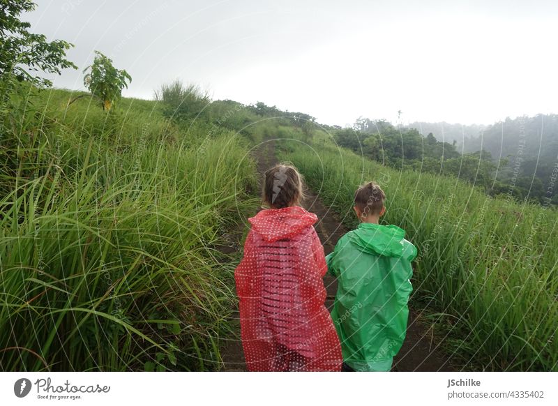 kids in bali wandern Kinder Natur grün Regen tropisch regenponcho Regenjacke Bali Abenteuer entdecken Gras Urlaub Indonesien Tourismus Asien elternzeit