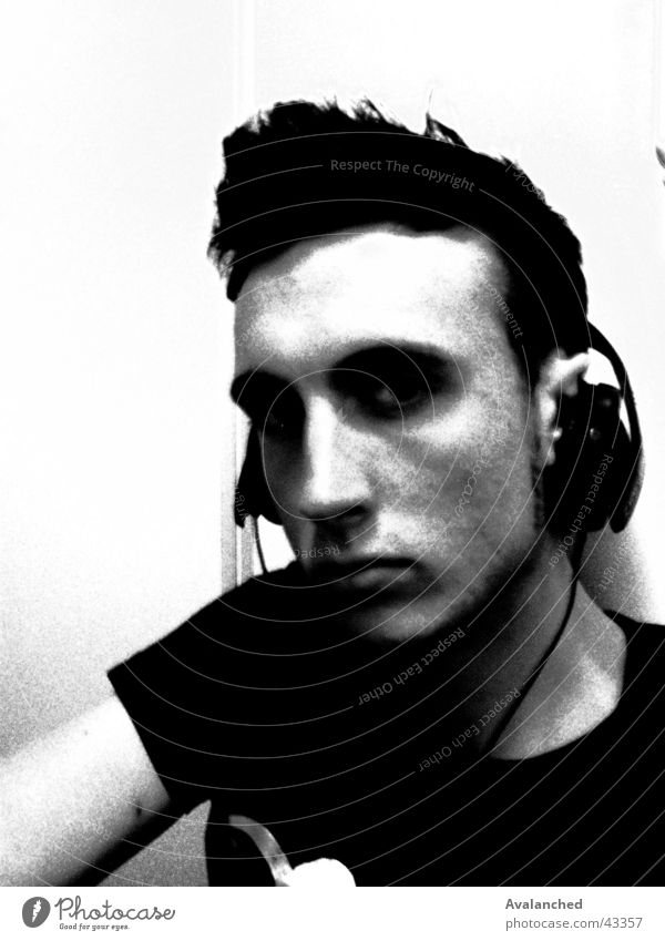 dj001 schwarz weiß Diskjockey Körperhaltung Kopfhörer Mann Kontrast Gesichtsausdruck