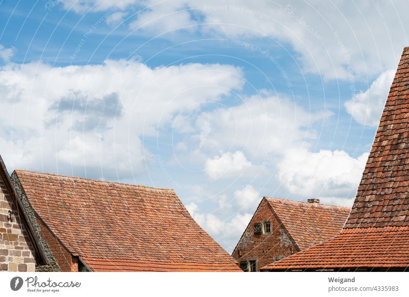 Alte Dächer aus Ziegeln rot Himmel Dach Sommer blau Wolken Dorf Nostalgie Historisch
