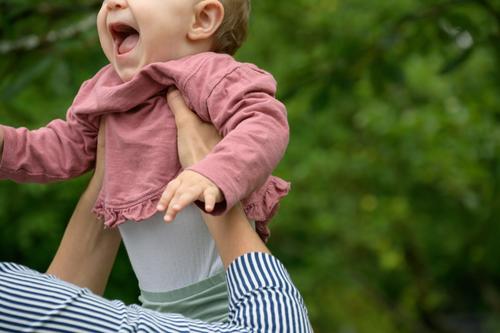 Kinderlachen - Baby wird aufgefangen auffangen Farbfoto mehrfarbig Fürsorge niedlich 1-3 Jahre Bewegung Kindheit Leben Lebensfreude Glück Fröhlichkeit werfen