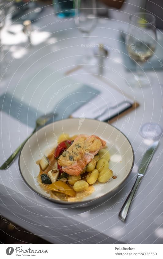 #A# Teller an Fisch Hochzeit Lachs Bioprodukte Mittagessen Farbfoto Ernährung Lebensmittel Vegetarische Ernährung Gesunde Ernährung lecker Italienreise