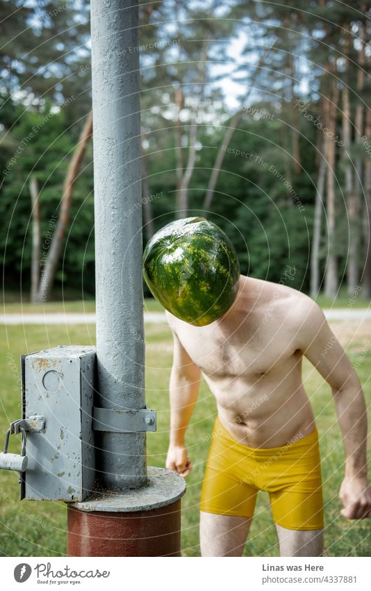 In einem so heißen Sommer ist es leicht, herumzualbern. Es ist überhaupt kein Problem, wenn du dir eine Wassermelone auf den Kopf setzt. Achten Sie nur darauf, dass nicht viele Metallstangen um Sie herum sind. Da kann man leicht in einen unangenehmen Unfall verwickelt werden.
