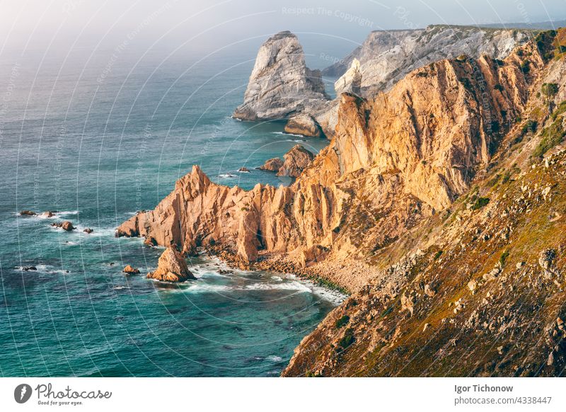 Sintra, Portugal. Felsenküste zwischen Kap Roca und Praia da Ursa im abendlichen Sonnenuntergangslicht und Atlantik Meer ursa zerklüftet reisen im Freien Europa