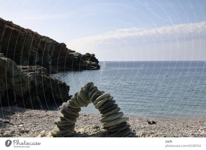 Zwischenräume | Architektur Strand Meer Küste Wasser Steinmännchen Insel Kykladen Folegandros Griechenland Ägäis Mittelmeer blau Felsen Hügel Himmel