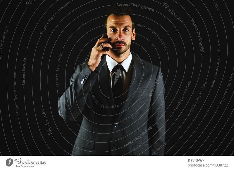 Mann mit Anzug am Handy Business schick telefonieren zuhören Geschäftsmann Telefonat elegant professionell Arbeit & Erwerbstätigkeit