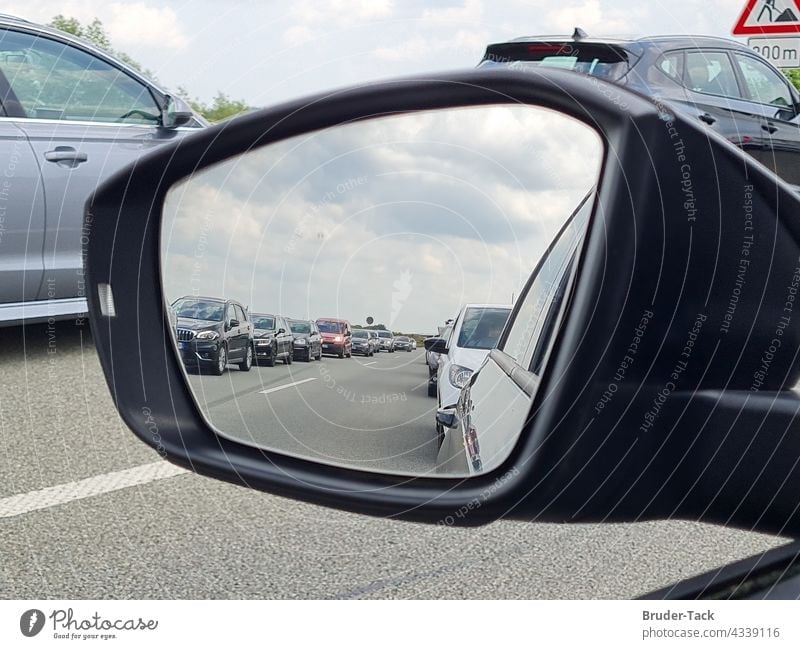 Im Seitenspiegel erkennt man ein Stau mit einer Rettungsgasse vor einer Baustelle Verkehrswege Straßenverkehr Autobahn Autofahren Rettungsgasse bilden PKW