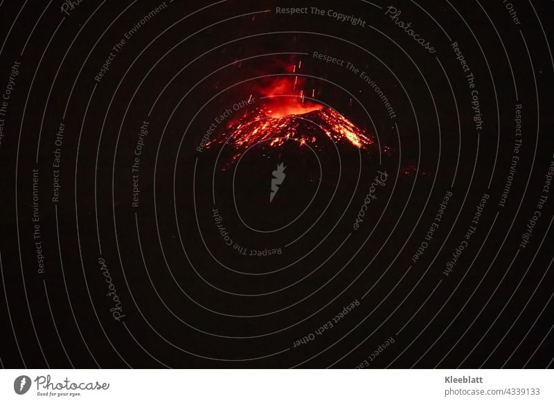 Ätna - Vulkanaktivität bei Nacht Sizilien Berge u. Gebirge Italien Natur Eruption Aussicht Vulkankrater Tourismus Expedition Lava Schwefel Himmel Umwelt Gipfel