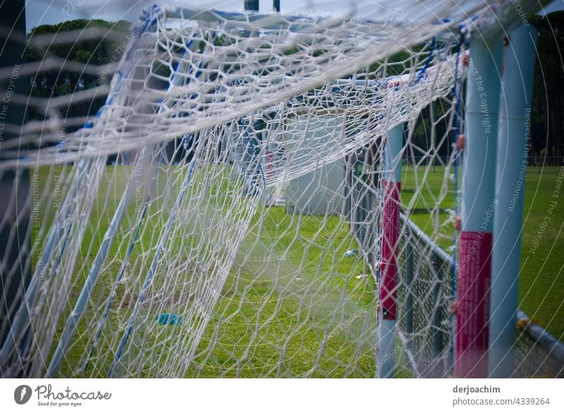 Die Tore wurden nach dem Training an den Spielfeldrand zusammen abgestellt. Farbfoto Menschenleer Tag Architektur Außenaufnahme Netz Freizeit & Hobby