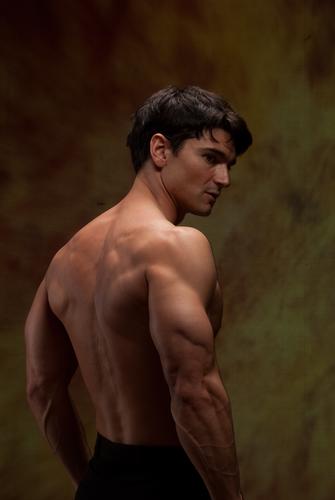 Der sexy Mann zeigt seine starken Muskeln. heißer Typ Nieten Stück Macho Unverschämtheit muskulös gutaussehend Herzklopfen spukhaft Vampir böse Brühe Bilder