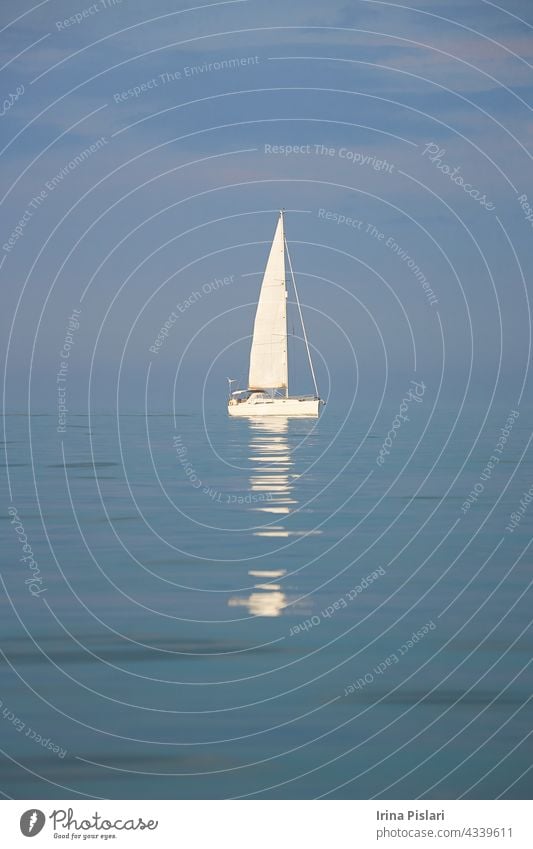 Eine Jacht auf dem Meer. schön blau Boot hell Cloud farbenfroh gruselig Kreuzfahrt England Europa Ausatmung Fischen Nebel hafen Hafen Dunst Feiertag Horizont