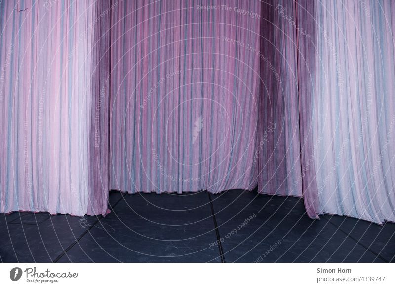 Vorhang Bühne Theater Schauspiel Drehbuch Versteck Geschichtenerzählen Stoff Faltenwurf drapieren Wellen rosa violett Hintergrund