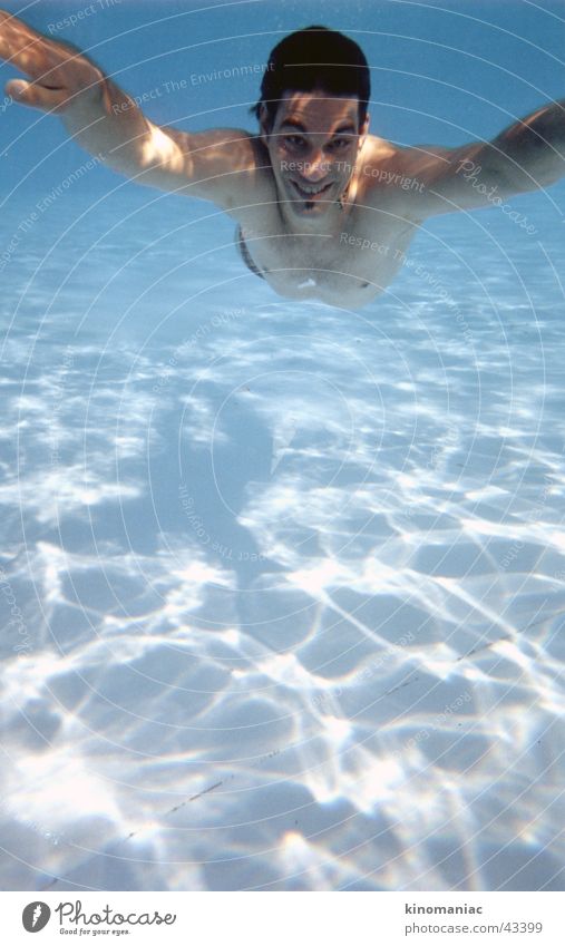 nur fliegen ist schöner Sommer unten Schwimmbad Physik Licht Mann Sonne Wasser blau Wärme