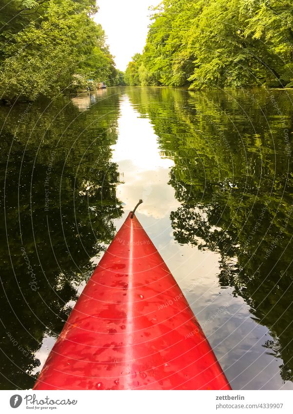 Kayak auf dem Hohenzollernkanal boot ferien fluss kajak kanu kayak natur sommer sommerferien urlaub wasseroberfläche wassersport wasserwandern spiegelung