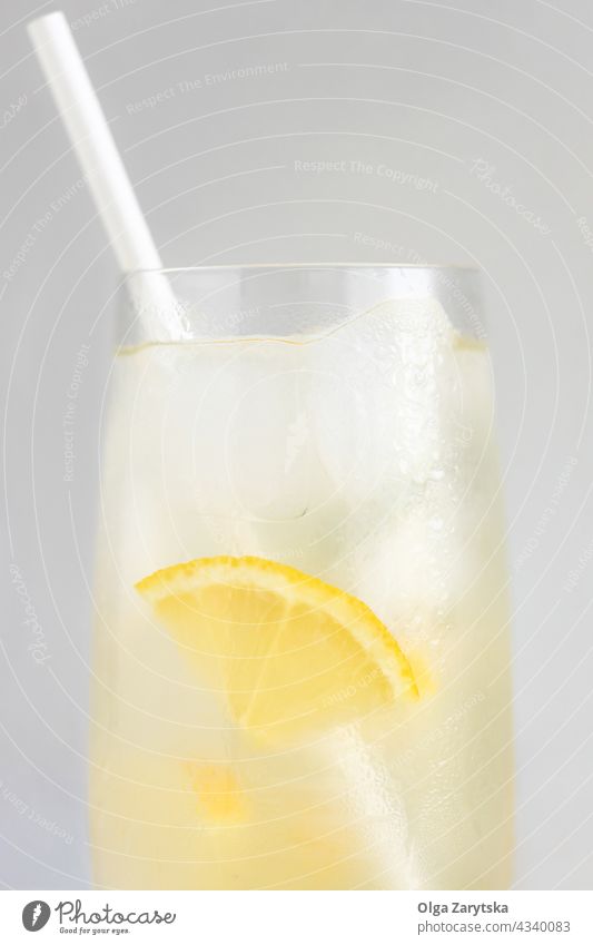 Ein Glas Limonade. trinken kalt Wasser Eis Zitrone Stroh Papier Sommer Erfrischung abschließen Zitrusfrüchte Schweiß Getränk grau sehr wenige Cocktail