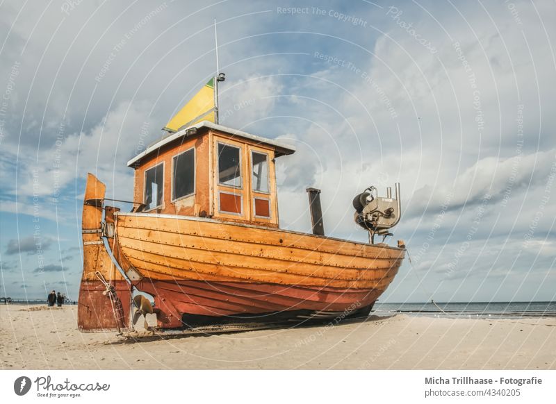 Alter Fischkutter am Ostseestrand Fischerboot Kahn Ahlbeck Usedom Insel Strand Meer Sand Himmel Wolken Natur Landschaft Sonnenlicht Schönes Wetter ruhig Idylle